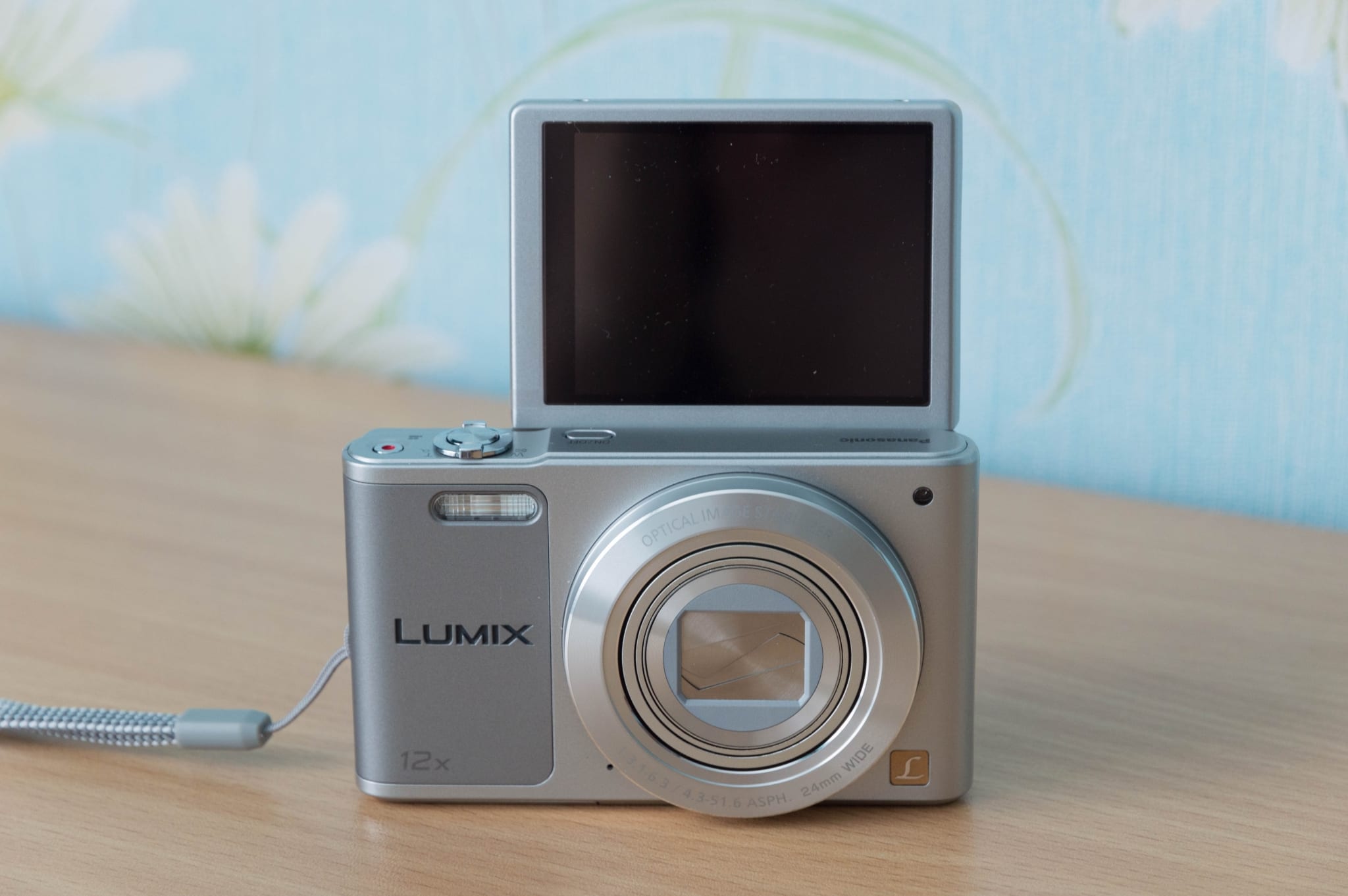 Meilleur appareil photo compact pas cher avec écran inclinable : Le Panasonic Lumix SZ10