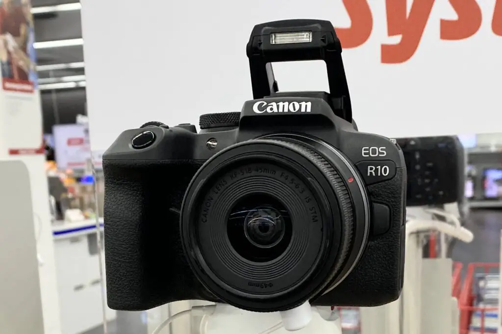Canon_EOS_R10_+_RF-S_18-45mm