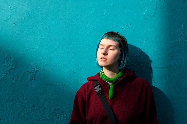 PORTRAIT D'une femme sur fond bleu