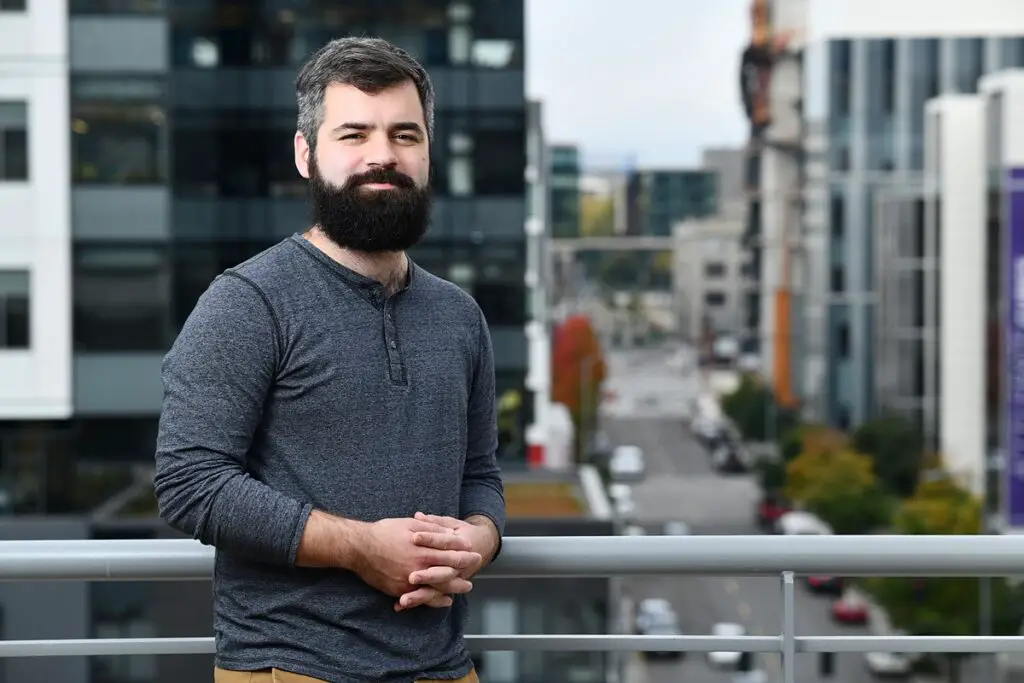 portrait d'un homme sur un pont