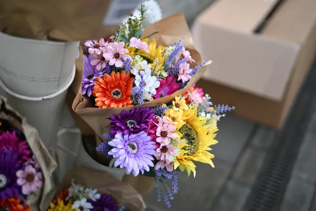 Gros plan sur un bouquet de fleurs