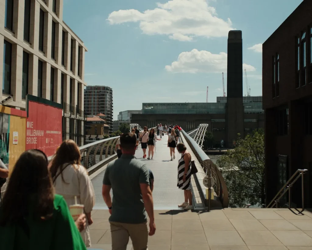 Millennium Bridge à Londres avec la Tate Modern en arrière-plan