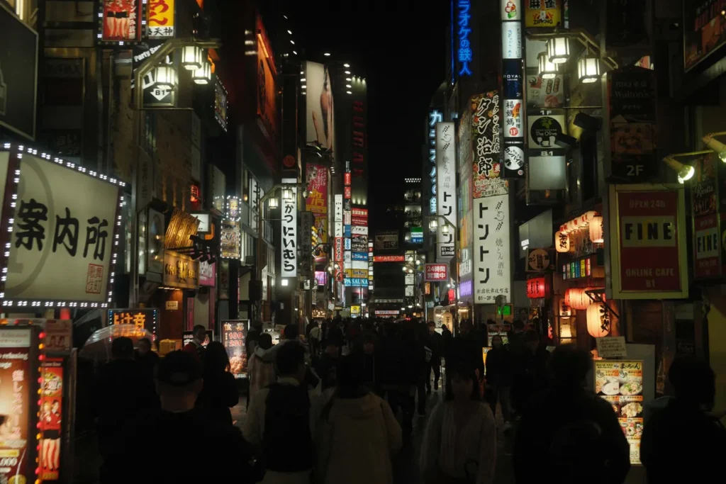 Rue de Tokyo la nuit avec des enseignes lumineuses