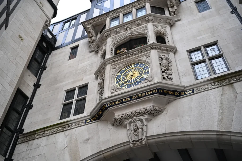 Vue de l'horloge à l'extérieur de Libertys London depuis le niveau de la rue