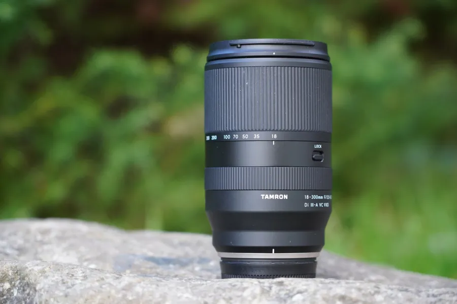 Tamron-18-300mm-f3.5-6.3-side
