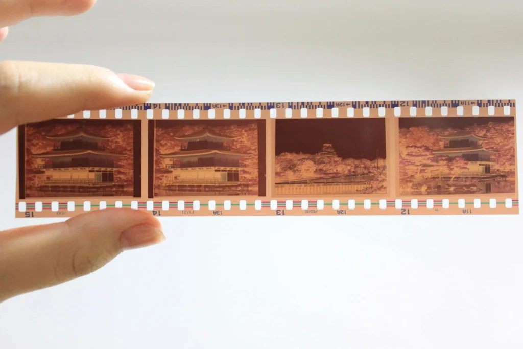 Développer ses photos argentiques à la maison : le guide simple, étape par étape, pour réussir vos premiers négatifs 4 pellicule_developpée